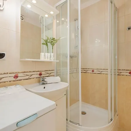 Czarnieckiego Atmospheric In By Renters *